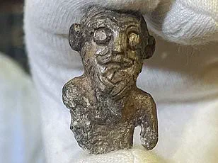 Discovery of Potential 14th-Century Stained Glass Window Linked to Robert the Bruce for Just £20