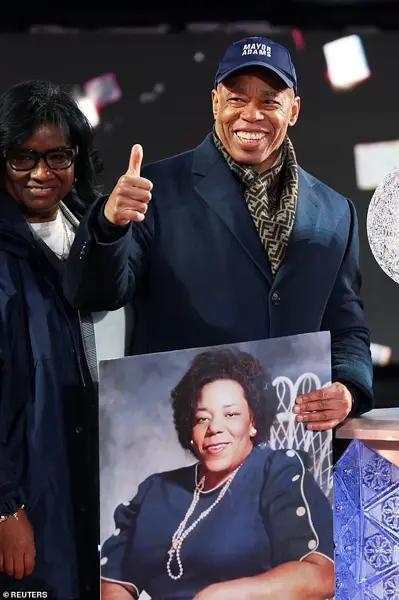 Times Square's New Year's Eve Celebration: Public Enthusiasm Amid Cold Weather and Social Media Frenzy