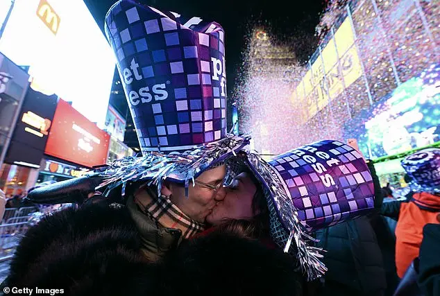 Times Square's New Year's Eve Celebration: Public Enthusiasm Amid Cold Weather and Social Media Frenzy