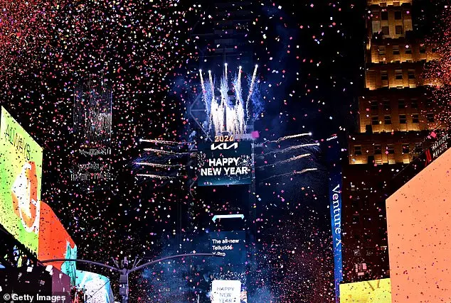 Times Square's New Year's Eve Celebration: Public Enthusiasm Amid Cold Weather and Social Media Frenzy