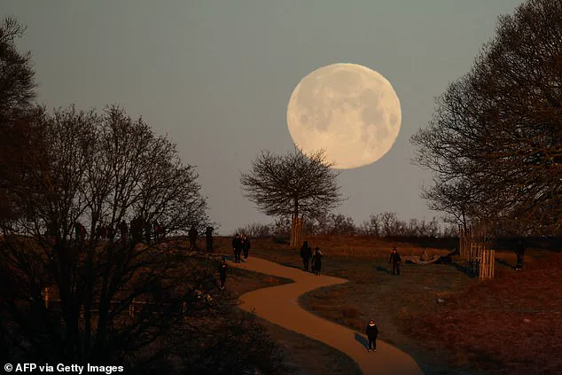 Sky-Watchers Around the Globe Captivated by the First Wolf Moon of 2026 as Supermoon Lights Up UK Skies