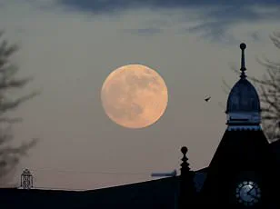 Sky-Watchers Around the Globe Captivated by the First Wolf Moon of 2026 as Supermoon Lights Up UK Skies