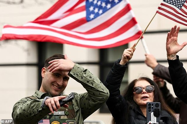 Explosive Devices Thrown Near NYC Mayor's Residence During Far-Right Protest; Six Arrested