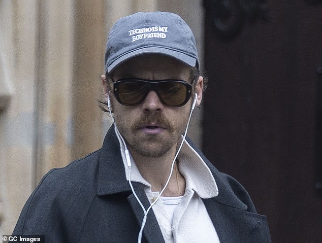 Wired Headphones Surge as Celebrities Spark Analog Revival Amid Digital Saturation