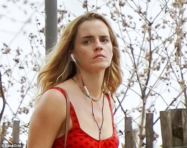 Wired Headphones Surge as Celebrities Spark Analog Revival Amid Digital Saturation