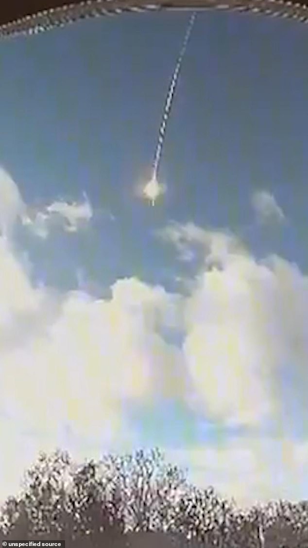 Mysterious Zig-Zagging Fireball Spotted Over Texas Defies Physics, Sparking UFO Speculation