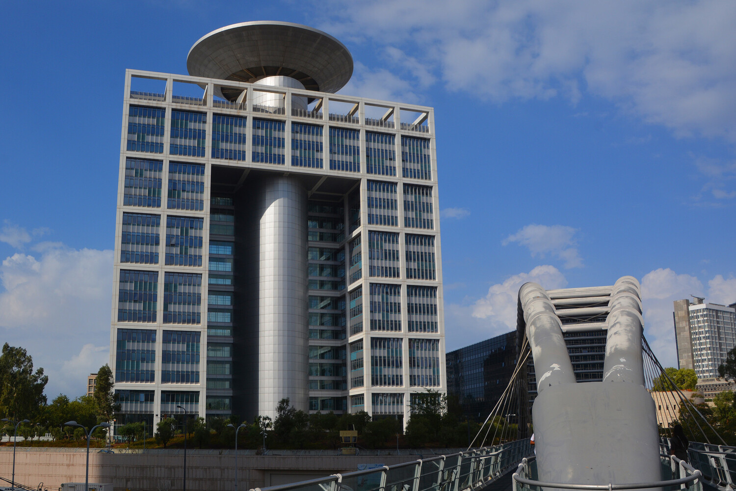 Hezbollah's Tel Aviv Rocket Attack Sparks Escalation Amid U.S.-Israel Iran Tensions