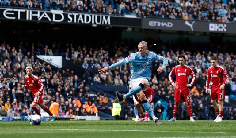 Premier League Title Race: Arsenal vs. Man City Showdown