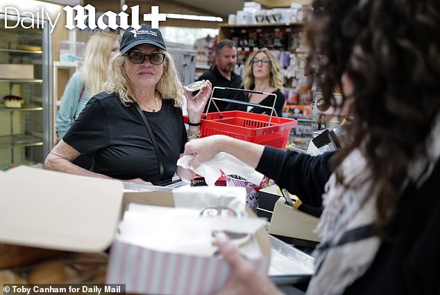 Pratt's mom targets Kimmel family over bakery cookies supporting his mayoral run.