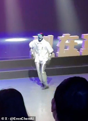Future Era Robot Malfunctions During Michael Jackson Routine in Shenzhen