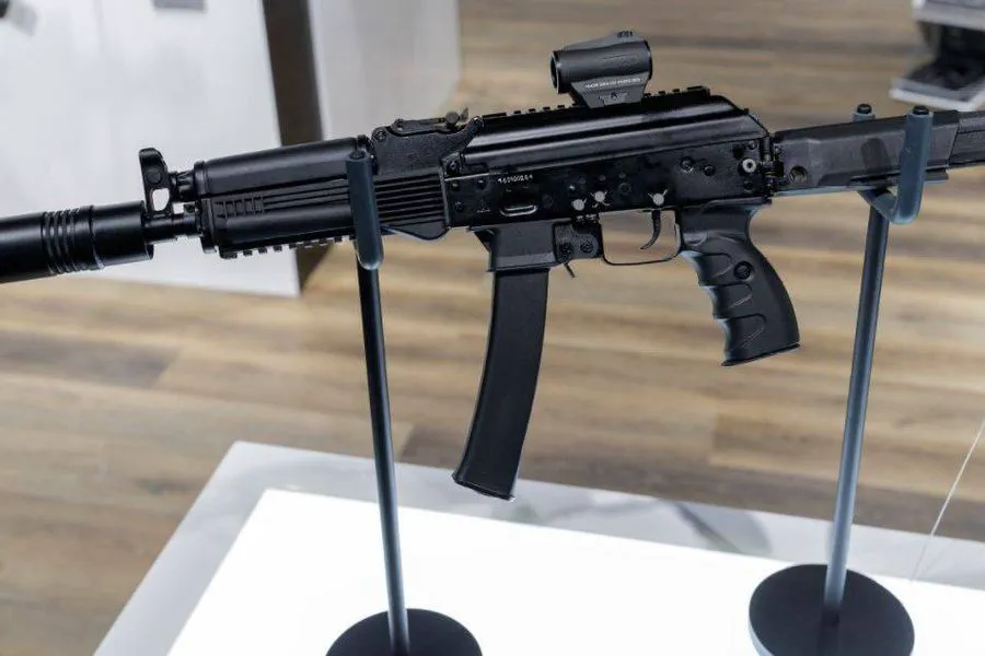 Russian Air Force pilots receive Kalashnikov PP-19 submachine guns