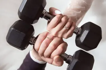 Hidden Danger in the Gym: Experts Warn of Overlooked Item on Fingers That Could Harm Workout Safety