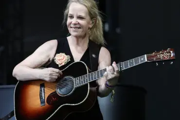 Mary Chapin Carpenter's Emotional Return Stuns Newport Folk Festival After Two-Decade Hiatus