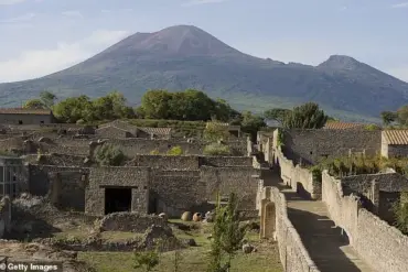 Mount Vesuvius' AD 79 Eruption: Pompeii's Burial and the Myth of 1,500 Years of Abandonment